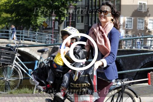 Amsterdam 1 september 2012
Birgit Schuurman met zoon Chico op de fiets.
Peter Smulders bv