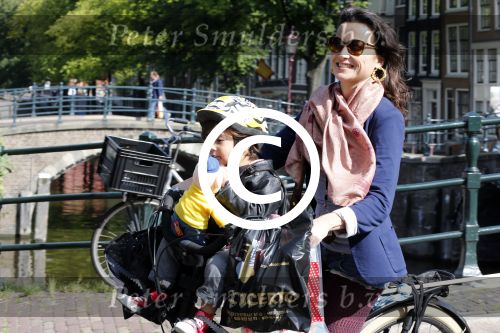 Amsterdam 1 september 2012
Birgit Schuurman met zoon Chico op de fiets.
Peter Smulders bv
