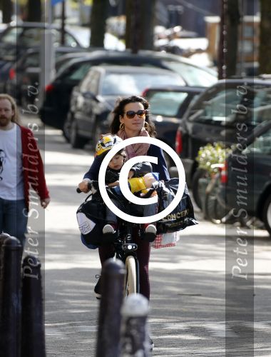 Amsterdam 1 september 2012
Birgit Schuurman met zoon Chico op de fiets.
Peter Smulders bv