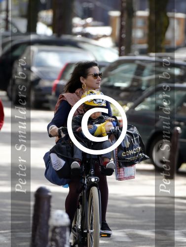 Amsterdam 1 september 2012
Birgit Schuurman met zoon Chico op de fiets.
Peter Smulders bv