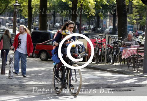 Amsterdam 1 september 2012
Birgit Schuurman met zoon Chico op de fiets.
Peter Smulders bv