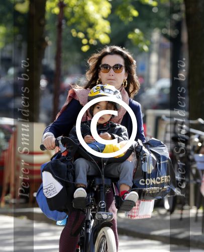 Amsterdam 1 september 2012
Birgit Schuurman met zoon Chico op de fiets.
Peter Smulders bv