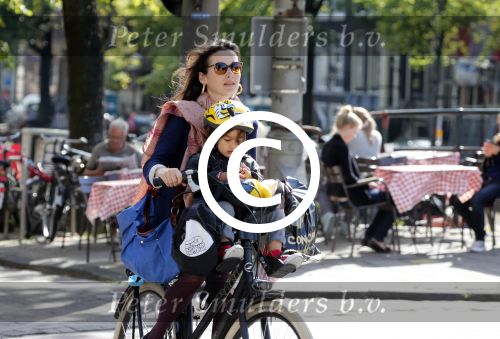 Amsterdam 1 september 2012
Birgit Schuurman met zoon Chico op de fiets.
Peter Smulders bv