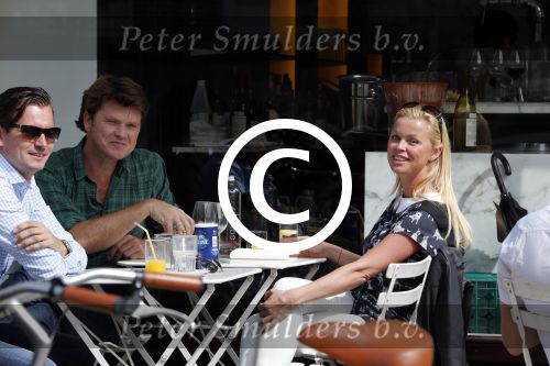 Amsterdam 30 augustus 2012
Beau v Erven Dorens en Bridget Maasland samen op terras.
Peter Smulders bv