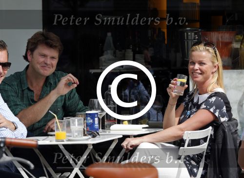 Amsterdam 30 augustus 2012
Beau v Erven Dorens en Bridget Maasland samen op terras.
Peter Smulders bv