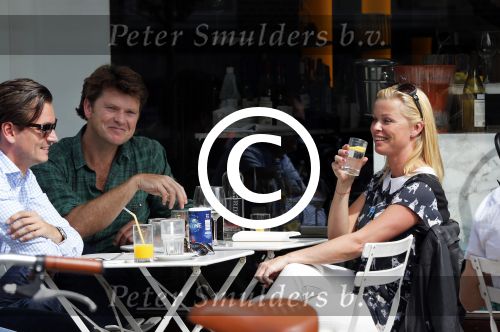 Amsterdam 30 augustus 2012
Beau v Erven Dorens en Bridget Maasland samen op terras.
Peter Smulders bv