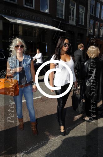 Amsterdam 28 augustus 2012
5 jaar grazia Magazine wordt gevierd met feestje in Armani winkel op de pc hooftstraat. Sylvie v d Vaart ontvangt het eerste exemplaar uit handen van Hilmar Mulder. Britt Dekker met Amanda Balk
Peter Smulders bv