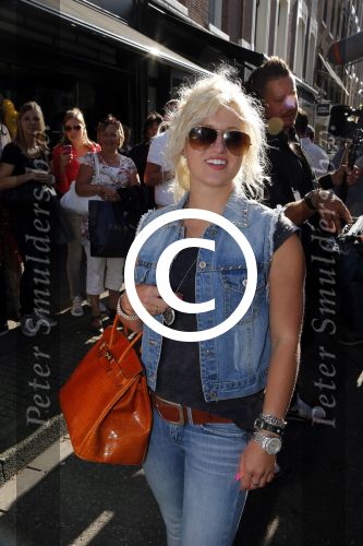 Amsterdam 28 augustus 2012
5 jaar grazia Magazine wordt gevierd met feestje in Armani winkel op de pc hooftstraat. Sylvie v d Vaart ontvangt het eerste exemplaar uit handen van Hilmar Mulder. BRITT DEKKER
Peter Smulders bv