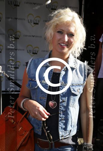 Amsterdam 28 augustus 2012
5 jaar grazia Magazine wordt gevierd met feestje in Armani winkel op de pc hooftstraat. Sylvie v d Vaart ontvangt het eerste exemplaar uit handen van Hilmar Mulder. BRITT DEKKER
Peter Smulders bv