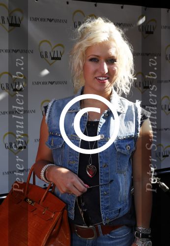 Amsterdam 28 augustus 2012
5 jaar grazia Magazine wordt gevierd met feestje in Armani winkel op de pc hooftstraat. Sylvie v d Vaart ontvangt het eerste exemplaar uit handen van Hilmar Mulder. BRITT DEKKER
Peter Smulders bv