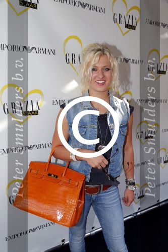 Amsterdam 28 augustus 2012
5 jaar grazia Magazine wordt gevierd met feestje in Armani winkel op de pc hooftstraat. Sylvie v d Vaart ontvangt het eerste exemplaar uit handen van Hilmar Mulder. BRITT DEKKER
Peter Smulders bv