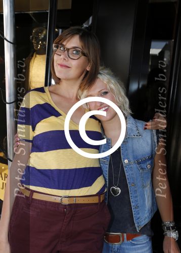 Amsterdam 28 augustus 2012
5 jaar grazia Magazine wordt gevierd met feestje in Armani winkel op de pc hooftstraat. Sylvie v d Vaart ontvangt het eerste exemplaar uit handen van Hilmar Mulder. BRITT DEKKER met Ymke Wieringa
Peter Smulders bv