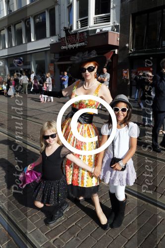 Amsterdam 9 september 2012
Premiere Barbie in Tuschinski. Chazia Mourali met dochter en een vriendinnetje
Peter Smulders bv