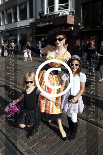 Amsterdam 9 september 2012
Premiere Barbie in Tuschinski. Chazia Mourali met dochter en een vriendinnetje
Peter Smulders bv