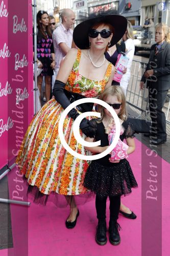 Amsterdam 9 september 2012
Premiere Barbie in Tuschinski. Chazia Mourali met dochter en een vriendinnetje
Peter Smulders bv