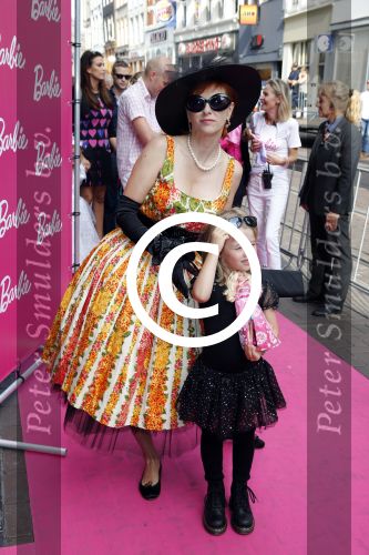 Amsterdam 9 september 2012
Premiere Barbie in Tuschinski. Chazia Mourali met dochter en een vriendinnetje
Peter Smulders bv