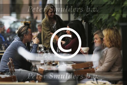 Amsterdam 6 september 2012
Daan Schuurmans op terras met de vrouw van Daniel Boissevain Vanessa.
Peter Smulders bv