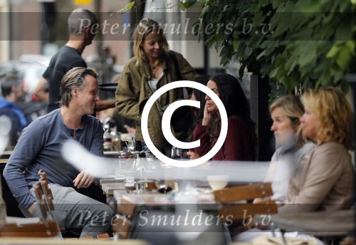 Amsterdam 6 september 2012
Daan Schuurmans op terras met de vrouw van Daniel Boissevain Vanessa.
Peter Smulders bv