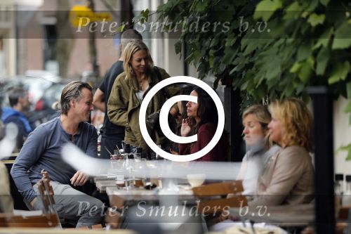 Amsterdam 6 september 2012
Daan Schuurmans op terras met de vrouw van Daniel Boissevain Vanessa.
Peter Smulders bv