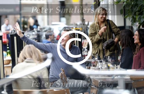 Amsterdam 6 september 2012
Daan Schuurmans op terras met de vrouw van Daniel Boissevain Vanessa.
Peter Smulders bv
