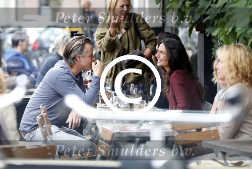 Amsterdam 6 september 2012
Daan Schuurmans op terras met de vrouw van Daniel Boissevain Vanessa.
Peter Smulders bv