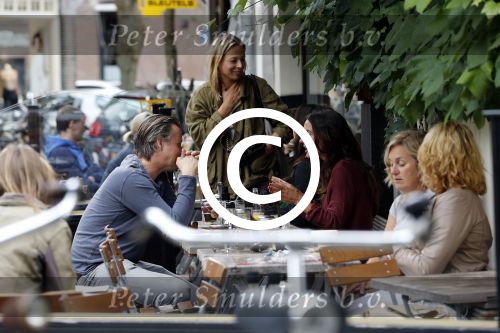 Amsterdam 6 september 2012
Daan Schuurmans op terras met de vrouw van Daniel Boissevain Vanessa.
Peter Smulders bv