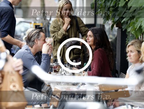 Amsterdam 6 september 2012
Daan Schuurmans op terras met de vrouw van Daniel Boissevain Vanessa.
Peter Smulders bv