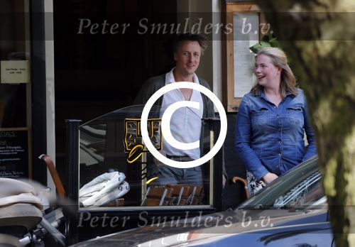 Amsterdam 13 september 2012
Daan Schuurmans en zijn zwangere vrouw Bracha v Doesburg op straat.
Peter Smulders bv