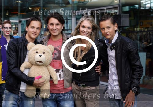 Amsterdam 11 september 2012
Premiere TED in pathe arena. danny Froger met vriendin Michelle v d Eijnden en Maxim en Didier Froger
Peter Smulders bv