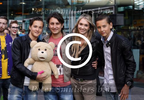 Amsterdam 11 september 2012
Premiere TED in pathe arena. danny Froger met vriendin Michelle v d Eijnden en Maxim en Didier Froger
Peter Smulders bv