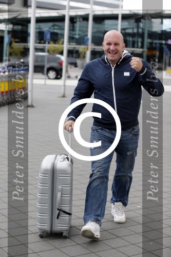 Schiphol 18 september 2012
Vertrek deelnemers expositie Noordpool vanaf Schiphol. Dean Saunders met zijn zwangere vriendin
Peter Smulders bv