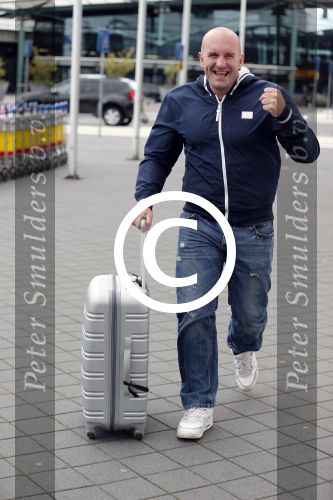 Schiphol 18 september 2012
Vertrek deelnemers expositie Noordpool vanaf Schiphol. Dean Saunders met zijn zwangere vriendin
Peter Smulders bv