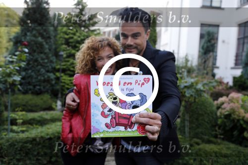 Amsterdam 13 september 2012
Dinand Woesthoff overhandigt het eerste exemplaar van boek woezel en Pip aan Katja Schuurman bij Rest Lion Noir.
Peter Smulders bv