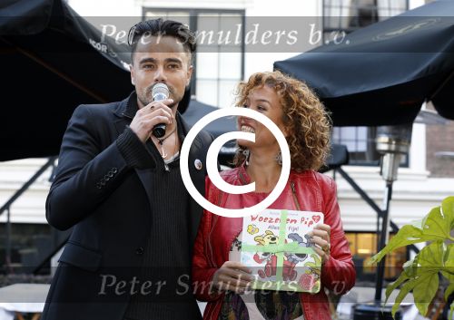 Amsterdam 13 september 2012
Dinand Woesthoff overhandigt het eerste exemplaar van boek woezel en Pip aan Katja Schuurman bij Rest Lion Noir.
Peter Smulders bv
