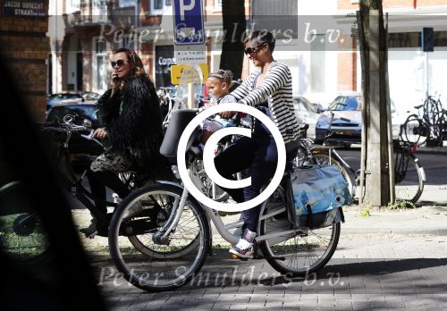 Amsterdam 7 september 2012
Trijntje Oosterhuis op de fiets met Edsilia Rombley en haar dochtertje.
Peter Smulders bv