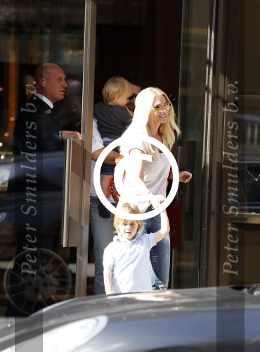 Amsterdam 28 augustus 2012
Ellemieke Vermolen en haar man Sergio Herman doen boodschappen op de pc hooftstraat met hun kinderen.
Peter Smulders bv