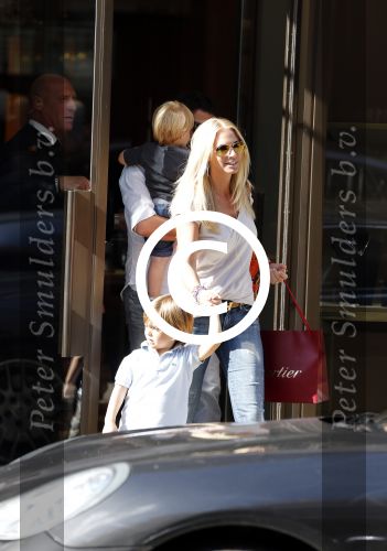 Amsterdam 28 augustus 2012
Ellemieke Vermolen en haar man Sergio Herman doen boodschappen op de pc hooftstraat met hun kinderen.
Peter Smulders bv