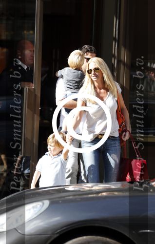 Amsterdam 28 augustus 2012
Ellemieke Vermolen en haar man Sergio Herman doen boodschappen op de pc hooftstraat met hun kinderen.
Peter Smulders bv