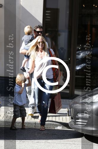 Amsterdam 28 augustus 2012
Ellemieke Vermolen en haar man Sergio Herman doen boodschappen op de pc hooftstraat met hun kinderen.
Peter Smulders bv