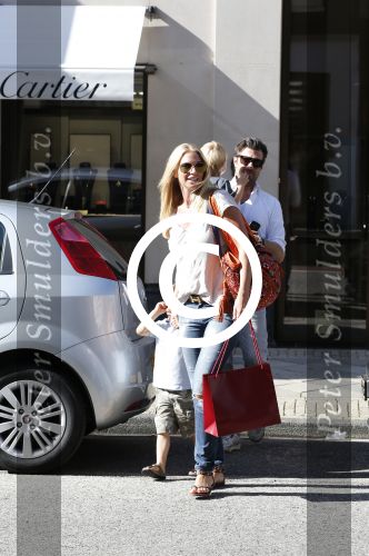Amsterdam 28 augustus 2012
Ellemieke Vermolen en haar man Sergio Herman doen boodschappen op de pc hooftstraat met hun kinderen.
Peter Smulders bv