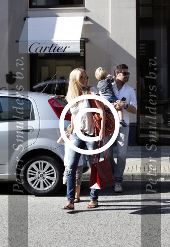 Amsterdam 28 augustus 2012
Ellemieke Vermolen en haar man Sergio Herman doen boodschappen op de pc hooftstraat met hun kinderen.
Peter Smulders bv