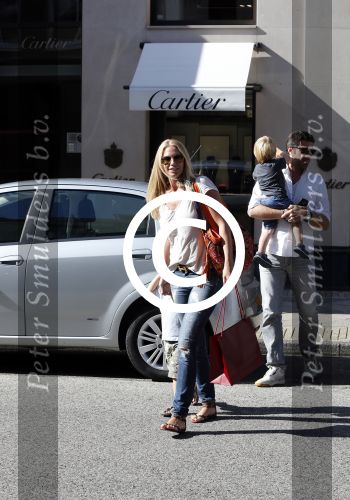 Amsterdam 28 augustus 2012
Ellemieke Vermolen en haar man Sergio Herman doen boodschappen op de pc hooftstraat met hun kinderen.
Peter Smulders bv