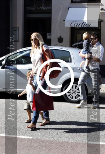 Amsterdam 28 augustus 2012
Ellemieke Vermolen en haar man Sergio Herman doen boodschappen op de pc hooftstraat met hun kinderen.
Peter Smulders bv