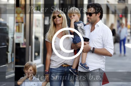 Amsterdam 28 augustus 2012
Ellemieke Vermolen en haar man Sergio Herman doen boodschappen op de pc hooftstraat met hun kinderen.
Peter Smulders bv