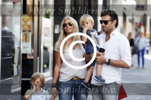 Amsterdam 28 augustus 2012
Ellemieke Vermolen en haar man Sergio Herman doen boodschappen op de pc hooftstraat met hun kinderen.
Peter Smulders bv