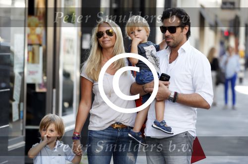 Amsterdam 28 augustus 2012
Ellemieke Vermolen en haar man Sergio Herman doen boodschappen op de pc hooftstraat met hun kinderen.
Peter Smulders bv
