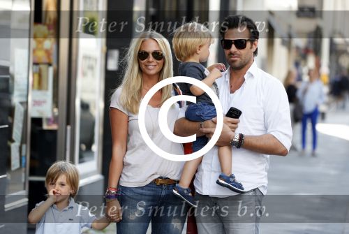 Amsterdam 28 augustus 2012
Ellemieke Vermolen en haar man Sergio Herman doen boodschappen op de pc hooftstraat met hun kinderen.
Peter Smulders bv