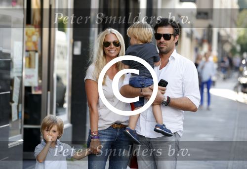 Amsterdam 28 augustus 2012
Ellemieke Vermolen en haar man Sergio Herman doen boodschappen op de pc hooftstraat met hun kinderen.
Peter Smulders bv
