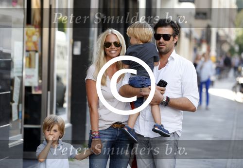 Amsterdam 28 augustus 2012
Ellemieke Vermolen en haar man Sergio Herman doen boodschappen op de pc hooftstraat met hun kinderen.
Peter Smulders bv