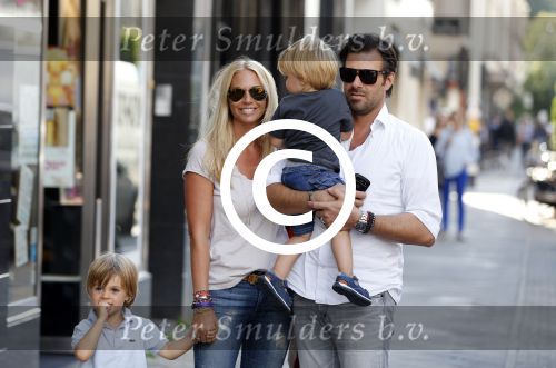Amsterdam 28 augustus 2012
Ellemieke Vermolen en haar man Sergio Herman doen boodschappen op de pc hooftstraat met hun kinderen.
Peter Smulders bv